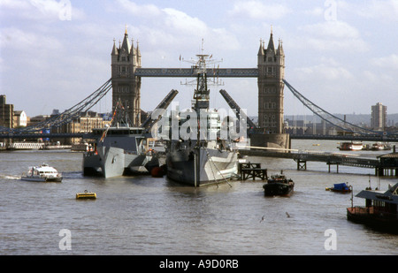View Tower Bridge Mitte teilt & hebt Großsegler Fluss Themse London England UK Europa passieren zu ermöglichen Stockfoto