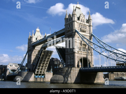 View Tower Bridge Mitte teilt & hebt Großsegler Fluss Themse London England UK Europa passieren zu ermöglichen Stockfoto