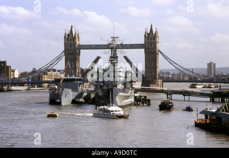 View Tower Bridge Mitte teilt & hebt Großsegler Fluss Themse London England UK Europa passieren zu ermöglichen Stockfoto