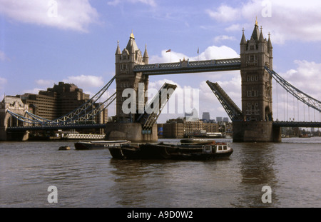 View Tower Bridge Mitte teilt & hebt Großsegler Fluss Themse London England UK Europa passieren zu ermöglichen Stockfoto