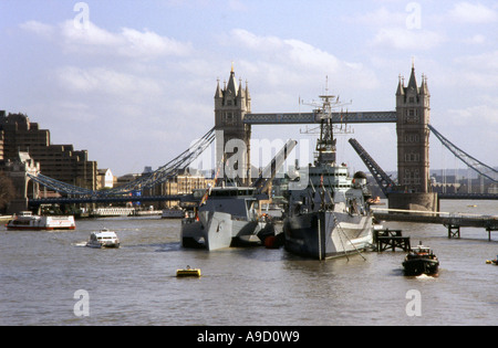 View Tower Bridge Mitte teilt & hebt Großsegler Fluss Themse London England UK Europa passieren zu ermöglichen Stockfoto