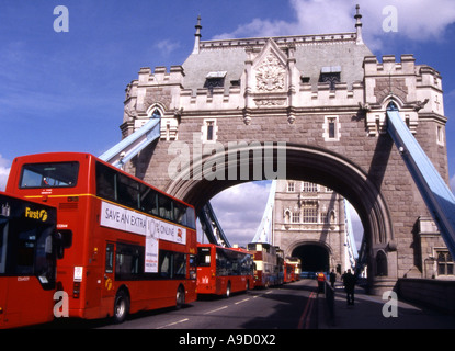 View Tower Bridge Mitte teilt & hebt Großsegler Fluss Themse London England UK Europa passieren zu ermöglichen Stockfoto