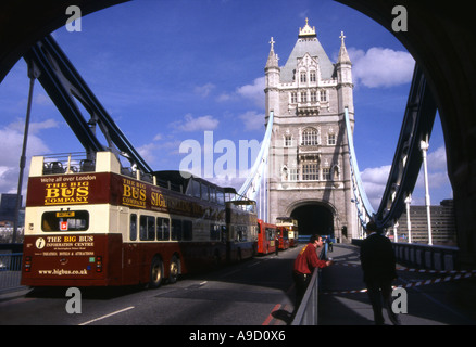 View Tower Bridge Mitte teilt & hebt Großsegler Fluss Themse London England UK Europa passieren zu ermöglichen Stockfoto
