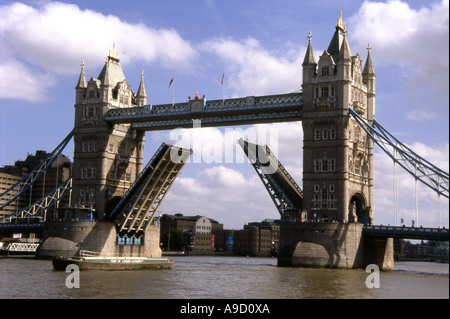View Tower Bridge Mitte teilt & hebt Großsegler Fluss Themse London England UK Europa passieren zu ermöglichen Stockfoto