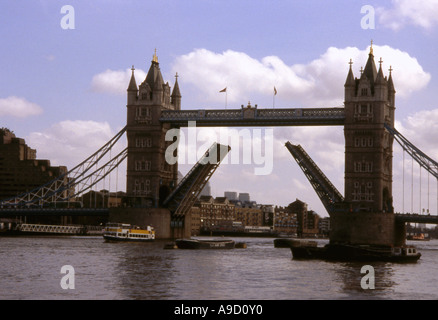View Tower Bridge Mitte teilt & hebt Großsegler Fluss Themse London England UK Europa passieren zu ermöglichen Stockfoto