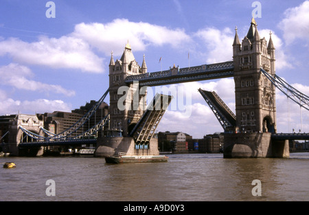 View Tower Bridge Mitte teilt & hebt Großsegler Fluss Themse London England UK Europa passieren zu ermöglichen Stockfoto