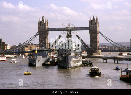 View Tower Bridge Mitte teilt & hebt Großsegler Fluss Themse London England UK Europa passieren zu ermöglichen Stockfoto