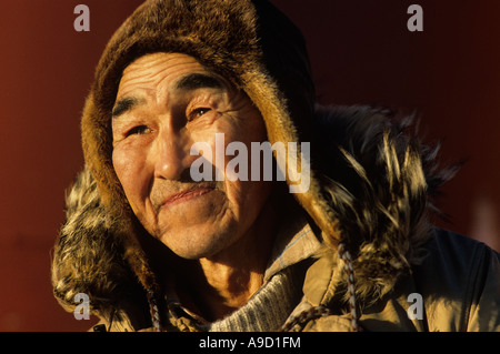 USA Alaska Yupik Eskimo Paul Alexie steht in Morgensonne bei Kuskokwim 300 Schlittenhunderennen im Dorf von Kalskag Stockfoto