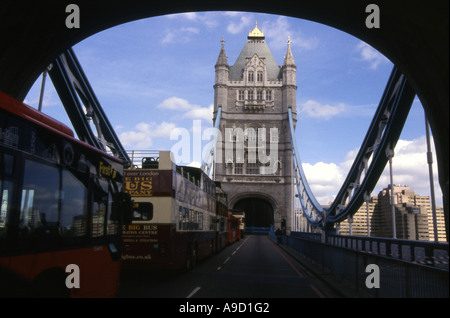 View Tower Bridge Mitte teilt & hebt Großsegler Fluss Themse London England UK Europa passieren zu ermöglichen Stockfoto