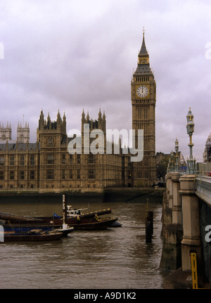 Haus des Parlaments Palast von Westminster Big Ben Clock Tower Banken Fluss Themse London England England Europa Stockfoto