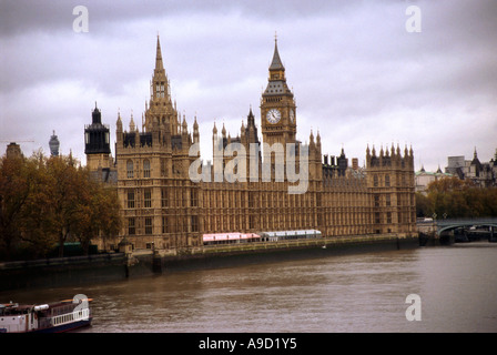 Haus des Parlaments Palast von Westminster Big Ben Clock Tower Banken Fluss Themse London England England Europa Stockfoto