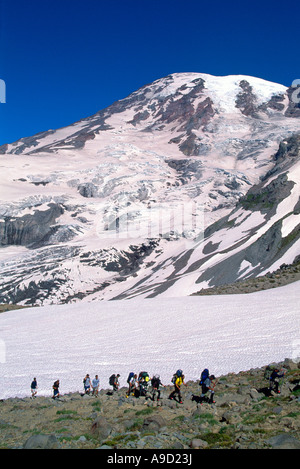 Wanderer auf dem Weg zum Camp Muir in Mount Rainier Nationalpark im US-Bundesstaat Washington USA Stockfoto