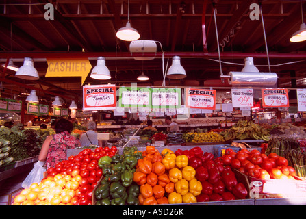 Granville Island Public Market, Vancouver, BC, Britisch-Kolumbien, Kanada - Bauernmarkt frisches Gemüse und Produkte zum Verkauf Stockfoto