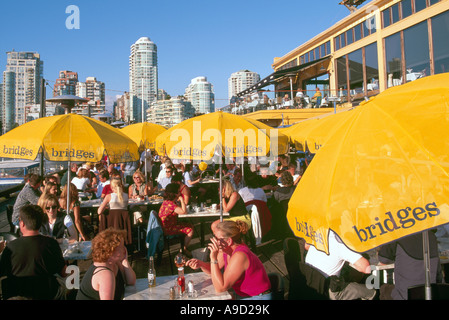 Im Freien essen im Restaurant "Brücken" auf Granville Island in der Stadt Vancouver British Columbia Kanada Stockfoto