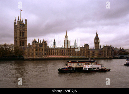 Haus des Parlaments Palast von Westminster Big Ben Clock Tower Banken Fluss Themse London England England Europa Stockfoto