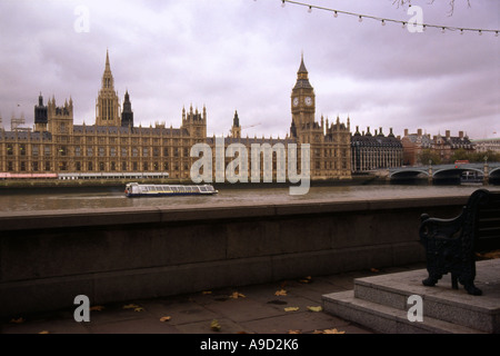 Haus des Parlaments Palast von Westminster Big Ben Clock Tower Banken Fluss Themse London England England Europa Stockfoto