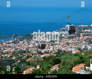 Blick über Funchal aus in der Nähe von Monte mit Seilbahnen im Vordergrund, Madeira, Portugal Stockfoto