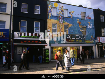 Blick auf belebten lebhaft bunte Straße & Geschäfte in Camden Town London England Großbritannien Europa Stockfoto