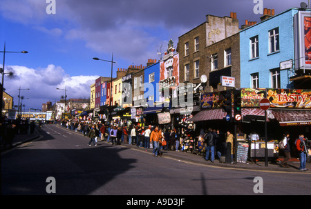 Blick auf belebten lebhaft bunte Straße & Geschäfte in Camden Town London England Großbritannien Europa Stockfoto