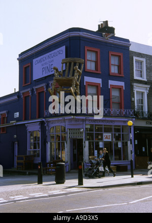 Blick auf belebten lebhaft bunte Straße & Geschäfte in Camden Town London England Großbritannien Europa Stockfoto