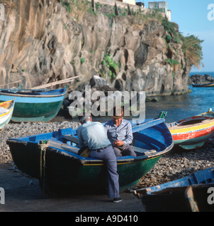 Zwei alte Männer Spielkarten am Strand von Camara de Lobos (wo Winston Churchill zum Malen), Madeira, Portugal Stockfoto