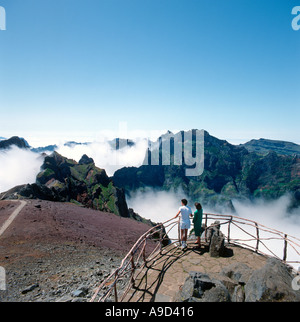 Paar betrachten aus der Pico de Arieiro Sicht in die Berge von Madeira, Portugal Stockfoto