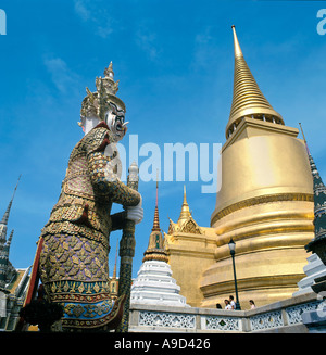 Gigantische Statue auf der oberen Terrasse mit Phra Sri Ratana Chedi hinter Grand Palace, Bangkok, Thailand Stockfoto