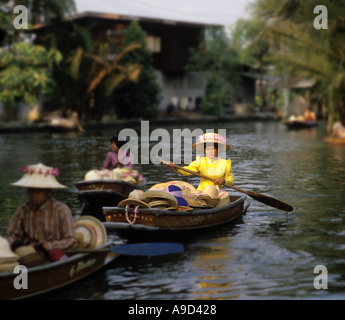 Schwimmende Hut Verkäufer am Khlong aus Chao Phraya River in Bangkok, Thailand, aufgenommen im Jahr 1990 Stockfoto