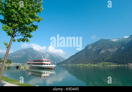 Fähre angedockt am See zwischen Maurach und Pertisau, Lake Achensee, Tirol, Österreich Stockfoto