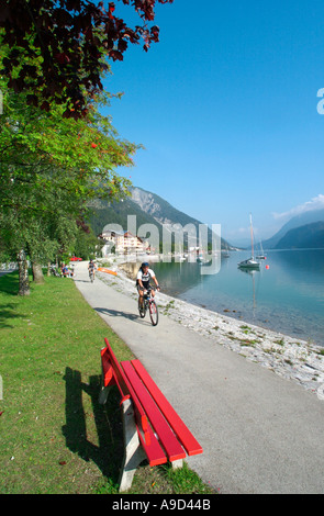 Radfahrer am See in Pertisau, Lake Achensee, Tirol, Österreich Stockfoto