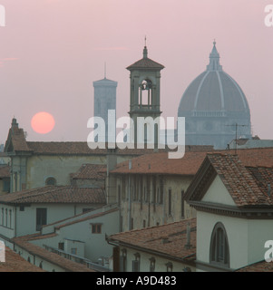 Blick über die Dächer in Richtung Dom bei Sonnenuntergang, Florenz, Toskana, Italien Stockfoto