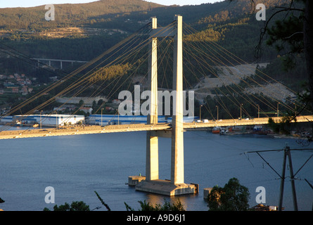 Blick auf die moderne Hängebrücke Europas der Ria de Vigo Chapela Galizien Spanien iberischen Halbinsel Iberia España Stockfoto