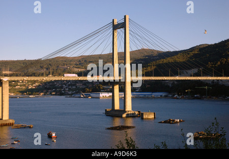 Blick auf die moderne Hängebrücke Europas der Ria de Vigo Chapela Galizien Spanien iberischen Halbinsel Iberia España Stockfoto