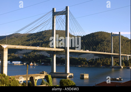 Blick auf die moderne Hängebrücke Europas der Ria de Vigo Chapela Galizien Spanien iberischen Halbinsel Iberia España Stockfoto