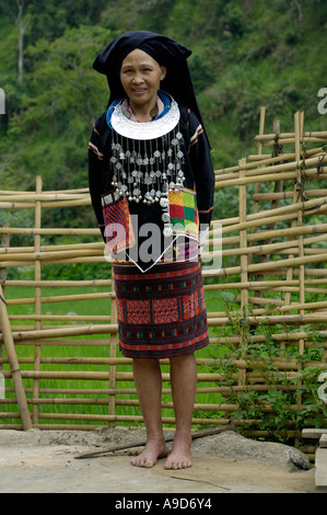 Eine Frau der Li-Nationalität mit traditioneller Kleidung in einem Dorf in Wuzhishan Berg in Hainan China 30. März 2006 Stockfoto