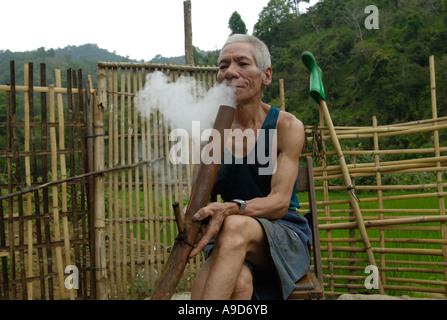 Ein Mann der Li-Nationalität raucht mit einer Wasserpfeife in einem Dorf in Hainan China 30. März 2006 Stockfoto