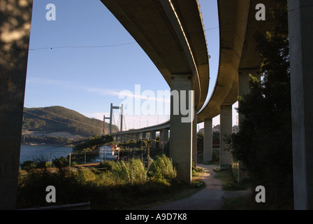 Blick von unten an die moderne Hängebrücke Europas der Ria de Vigo Chapela Galizien Spanien iberischen Halbinsel Iberia España Stockfoto