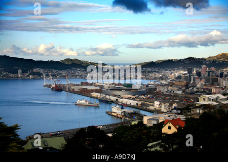 Ein Blick auf Port Nicholson Wellington New Zealand von Khandallah mit Blick auf Mount Victoria Stockfoto