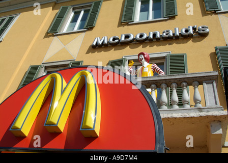 McDonalds, McDonalds, golden, Bögen, Ronald, Clown, Kinder, Charakter, Marketing, Icon, Marke, schnell, Essen, Steckdose, Hamb Stockfoto