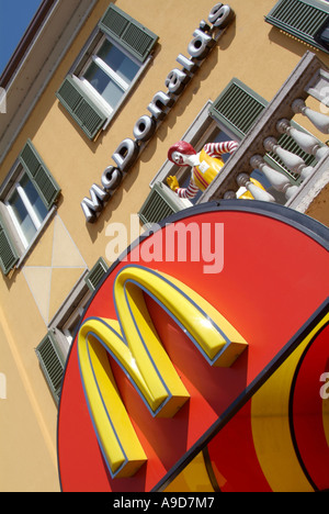 McDonalds, McDonald, golden, Bögen, Ronald, Clown, Kinder, Charakter, Marketing, Icon, Marke, schnell, Essen, Steckdose, Hamb Stockfoto