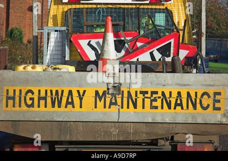 Vereinigtes Königreich Autobahn Wartung Agentur Fahrzeug mit Straßenarbeiten Schilder und Ausrüstung. Stockfoto