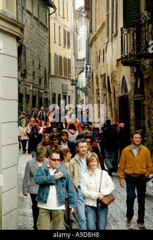 beschäftigt, Straße, Szene, in der, alten, Teil von Bergamo, Italien, nahe Mailand, Stadt, Stadt, schmal, Straße, Touristen, Tourismus, geschäftige Stockfoto