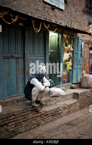 Alter Mann sitzt auf Schritte im Morgengrauen in Bhaktapur Nepal Stockfoto