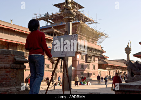 Junge Frau Künstler malt die Tempel von Patan Durbar Square, Kathmandu, Nepal Stockfoto