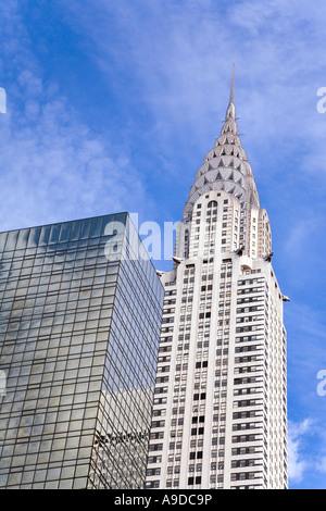 "Chrysler Building" in Sonne Sonnenschein mit blauem Himmel und Wolkenkratzer in Midtown Manhattan 'New York City' NY New York Vereinigte Staaten USA Stockfoto