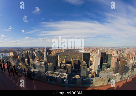 Zeigen Sie nördlich von der Spitze des Zentrums Rockefeller Center Gebäude oben auf den Felsen in Richtung Central Park in Manhattan New York USA an Stockfoto