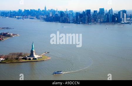 Statue von Liberty, Liberty Island und New York Harbor, Hudson River Luftaufnahme in Frühlingssonne New York Stockfoto