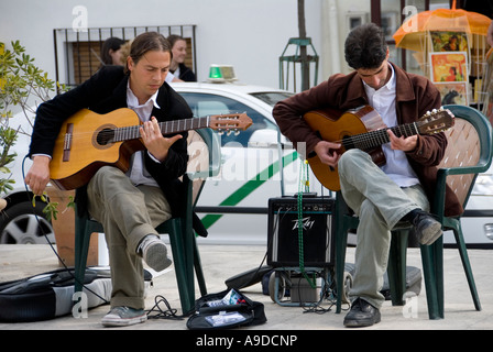 paar Musiker Gitarre zu spielen, in den Straßen von Granada Spanien Stockfoto
