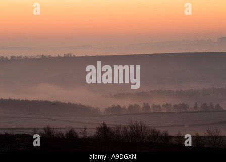 Winter-Sonnenaufgang über dem weißen Rand vom Curbar Rand, Peak District, Derbyshire, Großbritannien Stockfoto