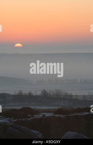 Winter-Sonnenaufgang über dem weißen Rand vom Curbar Rand, Peak District, Derbyshire, Großbritannien Stockfoto